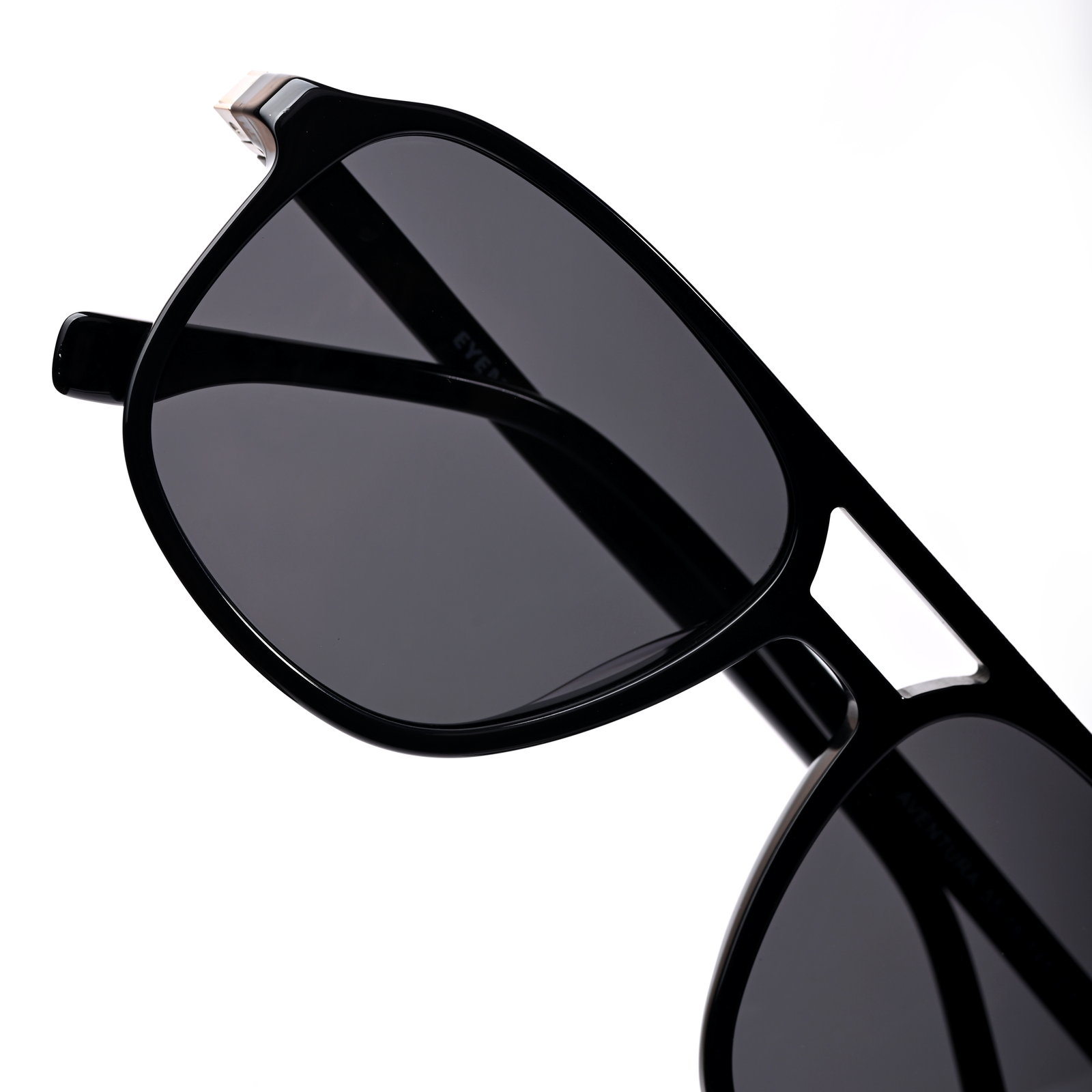 Black round sunglasses