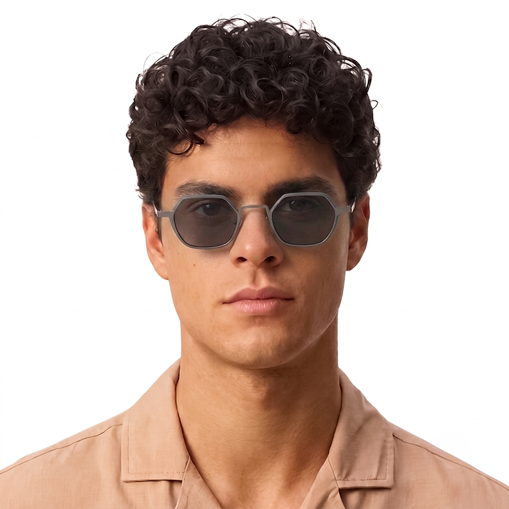 Black round sunglasses